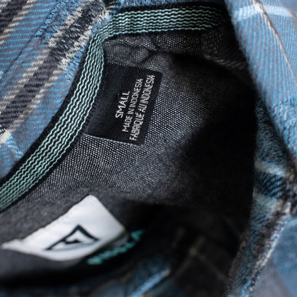 Vissla Flannel Shirt Button Up Long Sleeve Blue Gray Plaid Central Coast Small - Picture 6 of 14